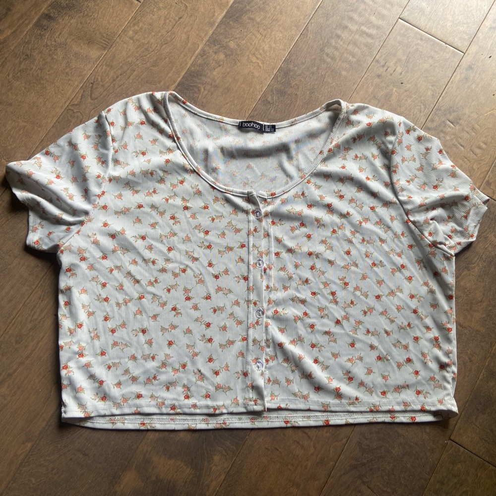 Size US 22 boohoo floral button top